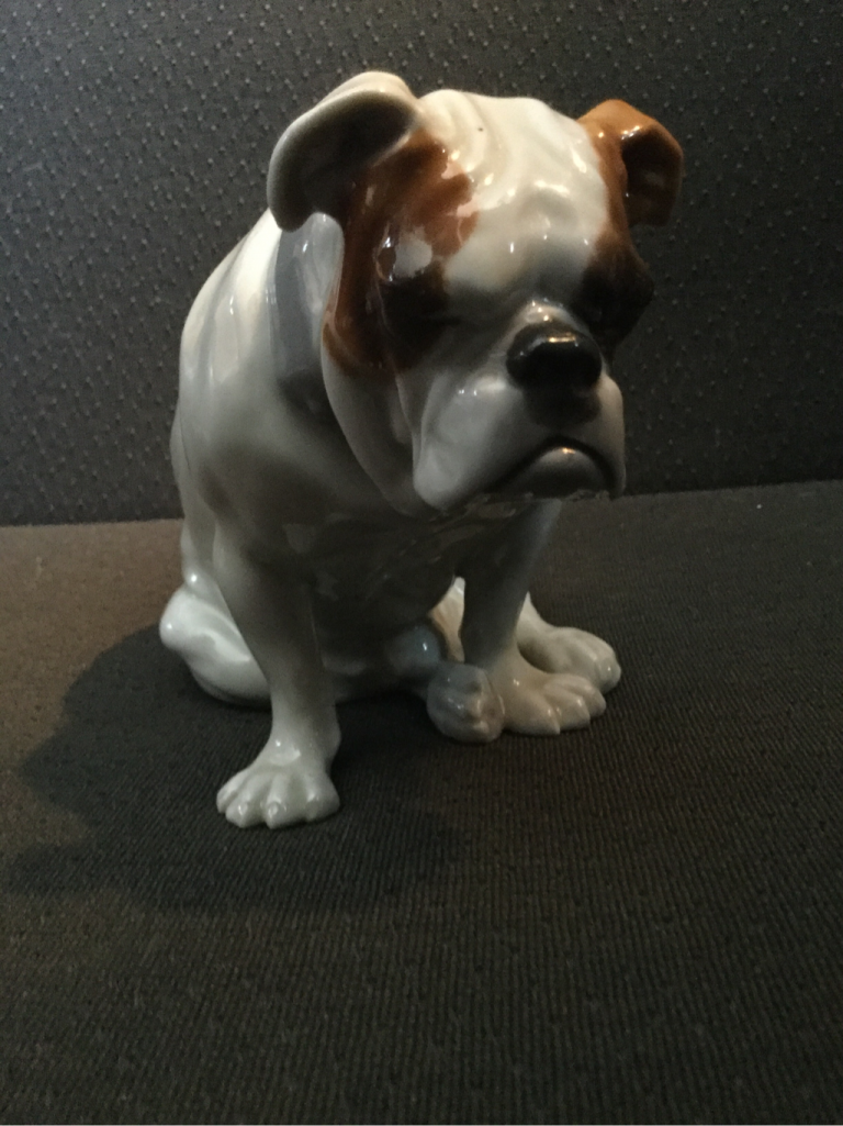 Erstaunliche Porzellen Bulldogges treasures from Germany 7 Huebach seated bulldog