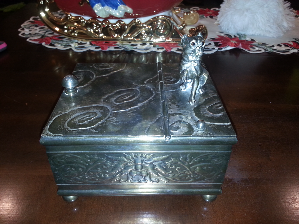 NEW STYLE OF BLOG 3 Bulldog on top of box