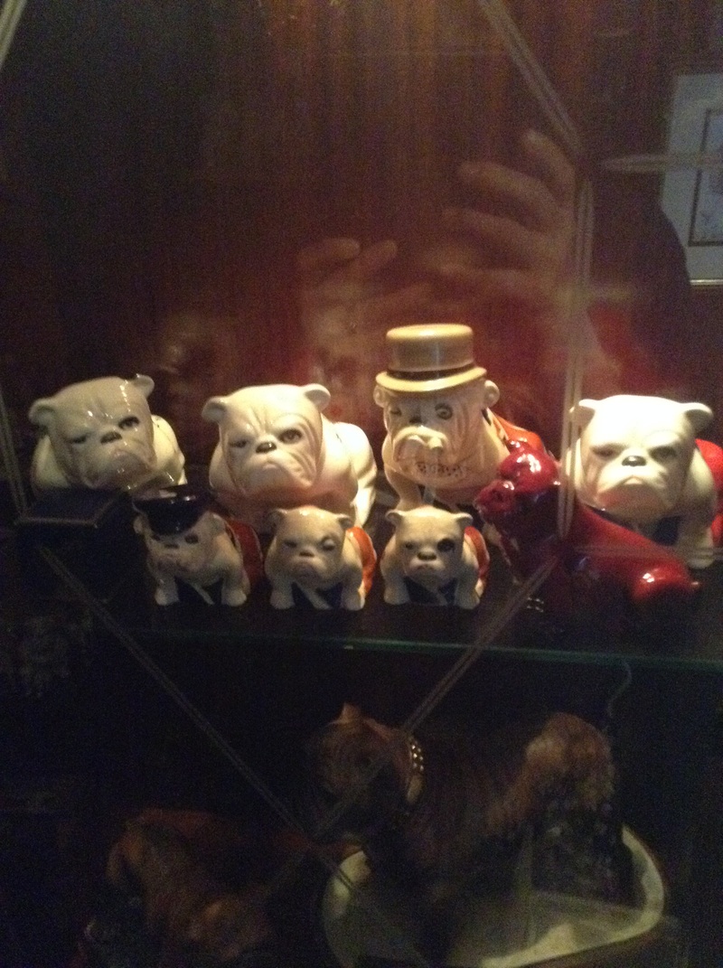 Collections within the Collectibulldogs collection 21 Royal DOULTON piecesCollections within the collection